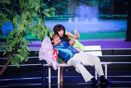 Chí Tài bị Lê Khánh đè ngửa ra hôn.