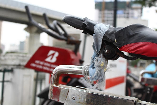 Yên xe lỏng lẻo, người dân dùng dây khắc phục tạm thời.