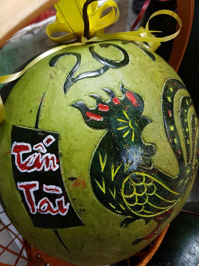 Dưa hấu truyền thống từ thời Mai An Tiêm với hình dạng tròn có màu xanh đậm, ruột màu đỏ tươi tượng trưng cho sự đầy đủ, tươi tốt và may mắn thật sự là thứ trái cây chưng Tết không thể thiếu trong mỗi gia đình Việt.
