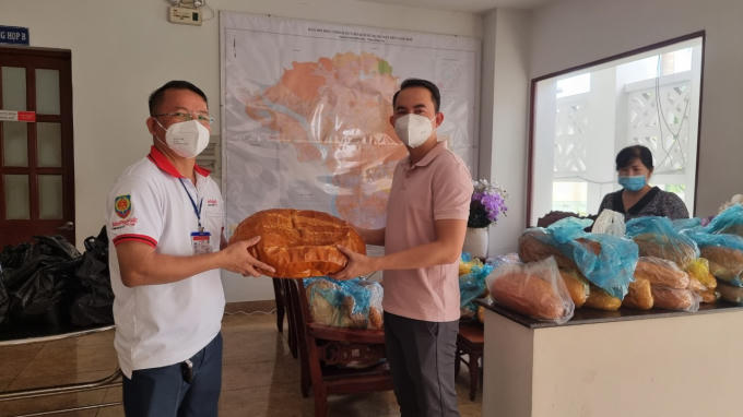 Đại diện UBND TP Biên Hoà nhận những xuất ăn sáng và gửi đến các chốt kiểm soát dịch.