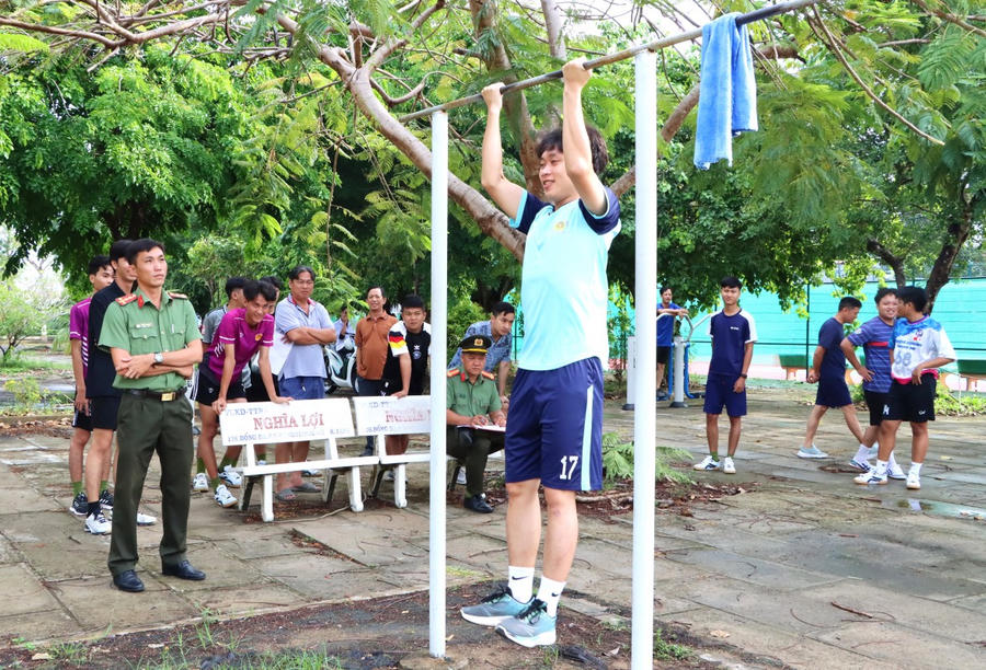 Cán bộ, chiến sĩ Công an tỉnh Bạc Liêu thực hiện nội dung co tay xà đơn.