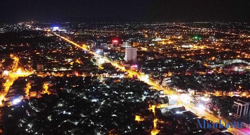 Thành phố Hà Tĩnh về đêm. (Ảnh: nhadautu.vn)