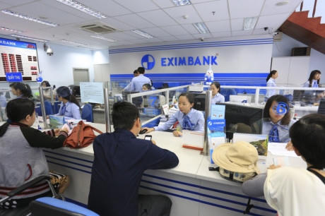 Khách hàng giao dịch tại Eximbank.