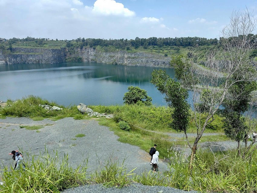 Quá trình bỏ hoang, các mỏ đá tích nước tạo thành những hồ nước khổng lồ và sâu thẳm.