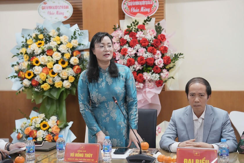 Đồng chí Vũ Hồng Thuý – Đảng ủy viên, Phó Tổng Biên tập phát biểu tại Đại hội.