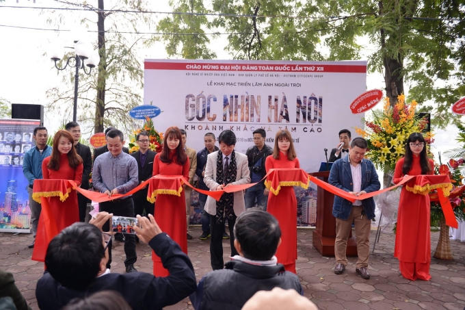 Ông Lê Quốc Khánh - Chủ tịch hội nghệ sĩ nhiếp ảnh Việt Nam cắt băng khai mạc triển lãm. (Ảnh: Vietnam cityscape group)