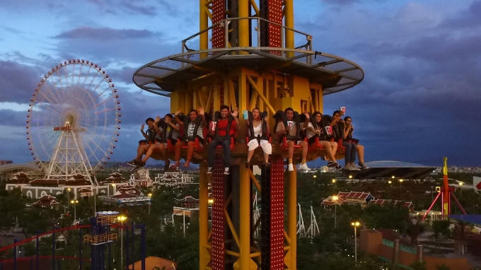 Nằm trong top những trò chơi cảm giác mạnh hàng đầu thế giới, Golden Sky Tower sẽ mang tới những khoảnh khắc bùng nổ, phấn khích, thỏa mãn những tín đồ ưa thích cảm giác mạnh khi từ từ nâng du khách lên độ cao 47m, ngắm toàn cảnh thành phố biển Đà Nẵng, rồi lao vút xuống mặt đất với vận tốc gần 70km/h.