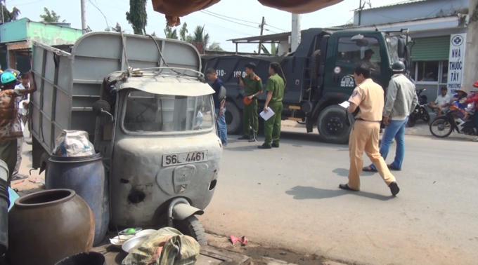 Lực lượng chức năng khám nghiệm hiện trường.