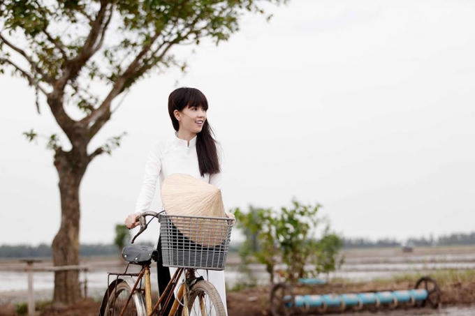 Ngọc Trinh bị gạ đi kh&aacute;ch v&agrave; l&agrave;m g&aacute;i trong