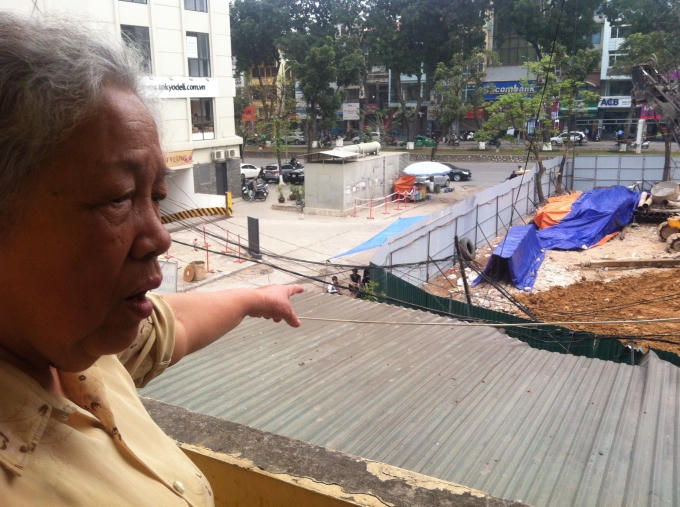 Người dân tại khu tập thể cho biết chiếc cần cầu sập xuống đầu mái tôn nhà bán phở ở tầng 1.