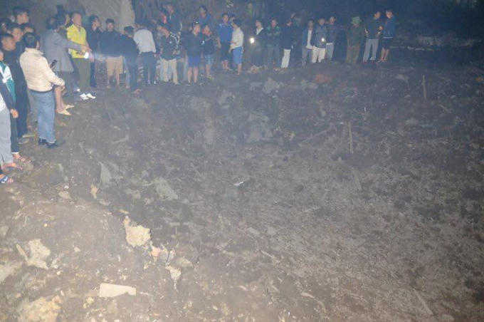 Một hố lớn được tạo nên sau vụ nổ. Ảnh Vinh Khoa.