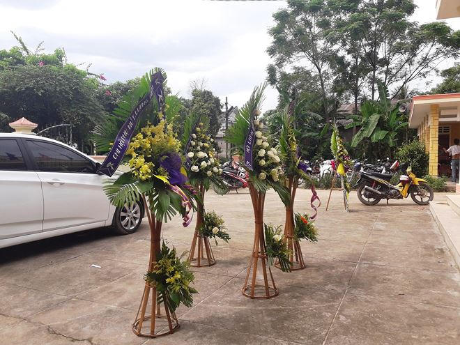 Những chiếc vòng hoa tươi được các cơ quan, đoàn thể trong xã chuẩn bị để viếng những người tử nạn ở trong thôn.