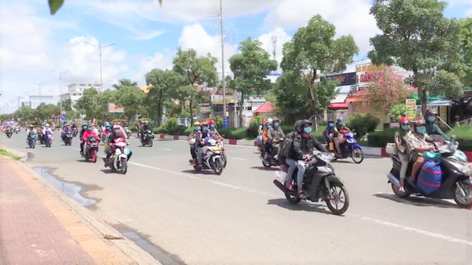 Cách ly y tế tại nhà đối với người dân tự phát về quê từ các tỉnh, thành phố có dịch trong 28 ngày liên tục.