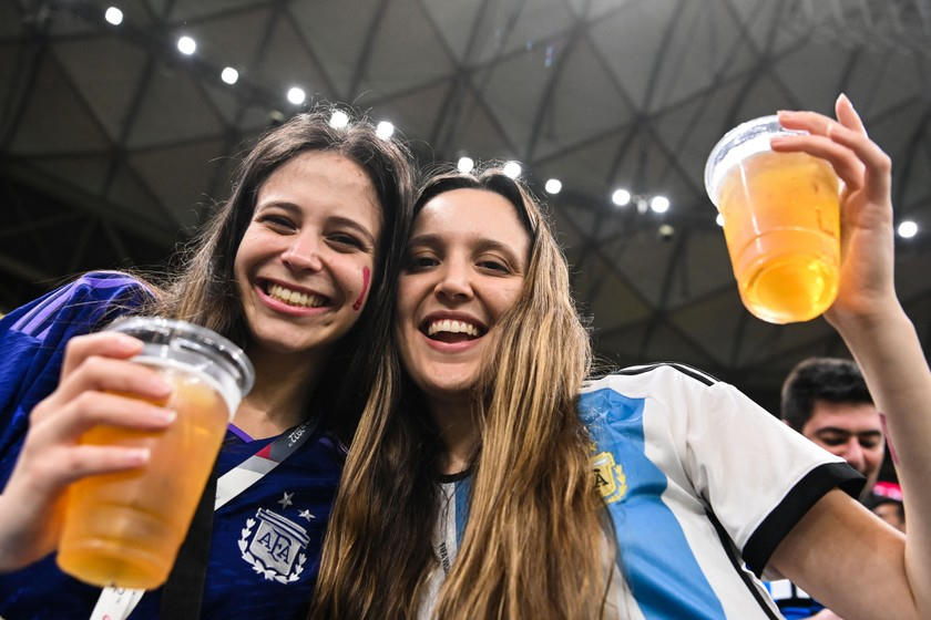 Cổ động viên Argentina đang chờ giây phút khai hội đêm nay.