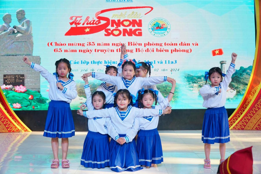Các em học sinh tham gia biểu diễn văn nghệ tại một trường tiểu học trên địa bàn TP HCM.