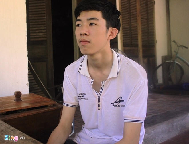 Ngà đang hoang mang, tuyệt vọng trước nguy cơ không được nhập học theo nguyện vọng. Ảnh: Phạm Hòa.