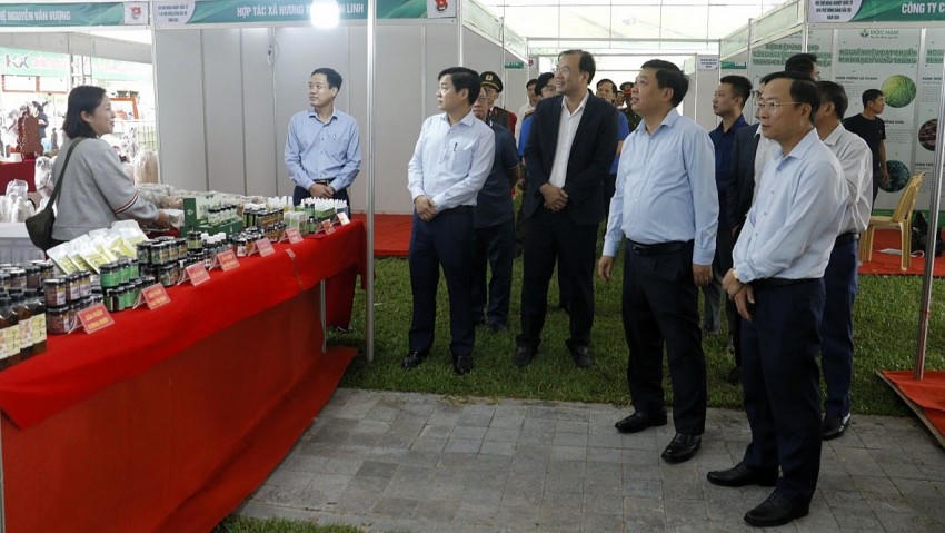 Gần 300 gian hàng của hơn 100 DN trong và ngoài nước tham gia.
