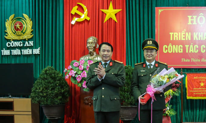 Đại tá Lê Quốc Hùng – Giám đốc Công an tỉnh TT Huế đã nhiệt liệt chúc mừng Trung tá Nguyễn Thanh Tuấn trên cương vị mới.