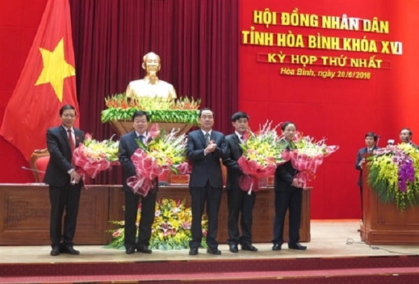 Ông Nguyễn Văn Quang (giữa) Chủ tịch UBND tỉnh Hòa Bình nhiệm kỳ 2016 - 2021 tặng hoa chúc mừng bốn Phó Chủ tịch UBND tỉnh tái cử nhiệm kỳ mới (Ảnh: Nhan Sinh/TTXVN).