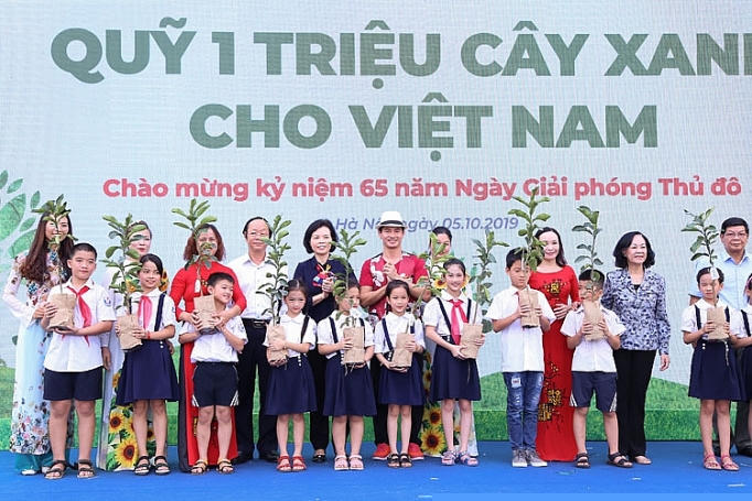 Bà Trương Thị Mai - Ủy viên Bộ Chính trị, Bí thư Trung ương Đảng, Trưởng ban Dân vận Trung ương cùng các đại biểu trao gửi thông điệp từ Quỹ 1 triệu cây xanh cho Việt Nam đến các em học sinh, mong các em biết yêu thiên nhiên và bảo vệ môi trường