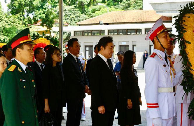 Thủ tướng Hàn Quốc Lee Nak-yon dẫn đầu đoàn viếng.