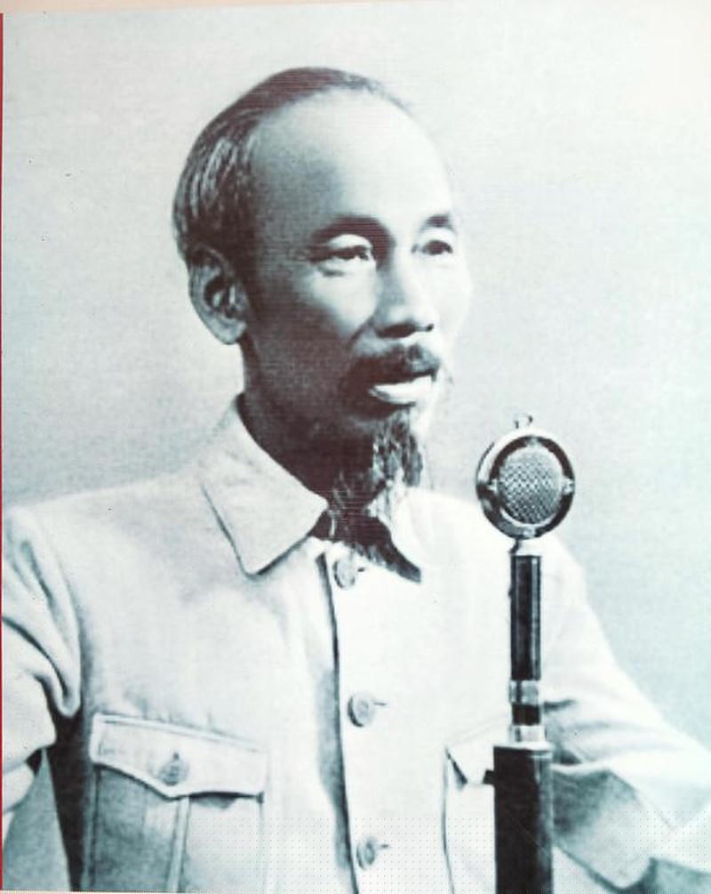 Hình ảnh Chủ tịch Hồ Chí Minh đọc Tuyên ngôn Độc lập.