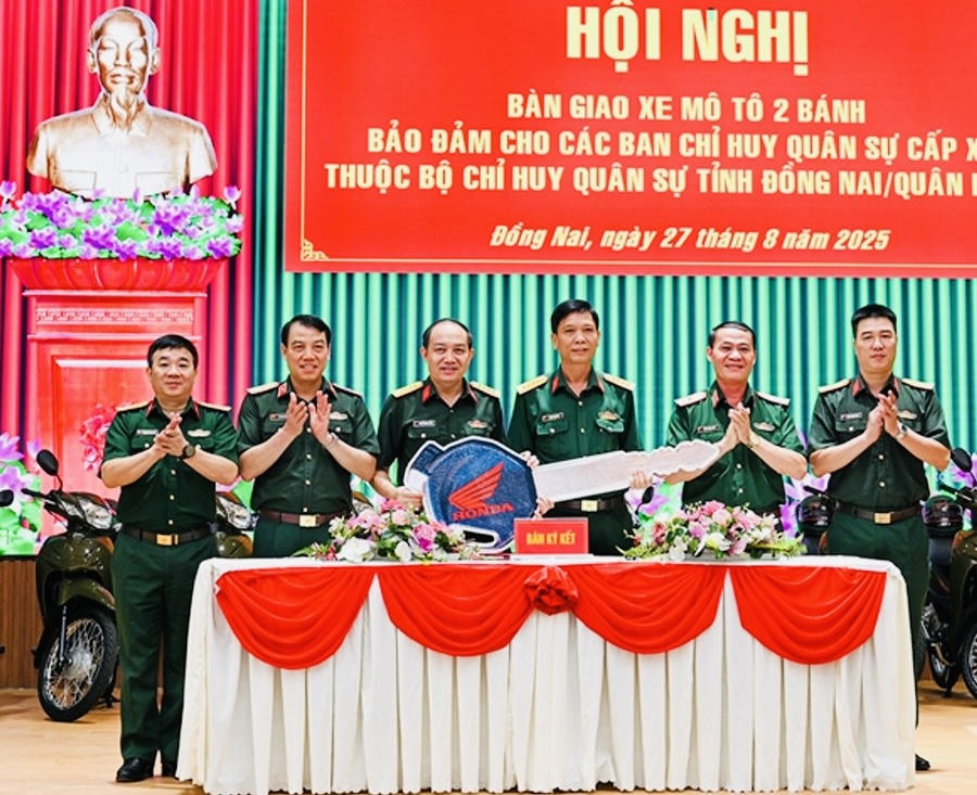 Lễ ký kết và bàn giao xe mô tô