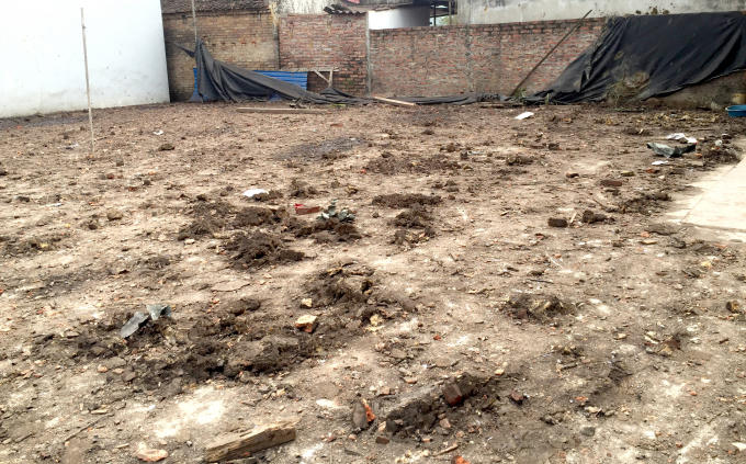 Đất, cát từ vụ nổ vung vãi khắp nơi, đây là góc sân của một gia đình cách vụ nổ 40m.