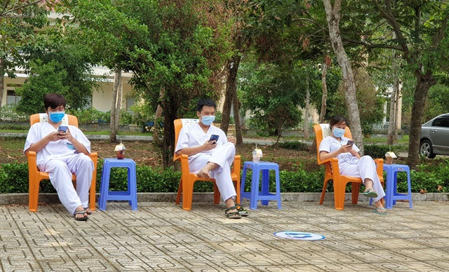 Các y, bác sĩ vừa thưởng thức thức uống, vừa thư giãn và trò chuyện vui vẻ với đồng nghiệp sau những giờ làm việc căng thẳng.