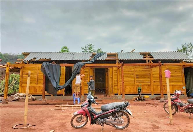 Nhà sinh hoạt cộng đồng trên địa bàn xã Na Cô Sa (huyện Nậm Pồ, tỉnh Điện Biên) bị tốc mái do ảnh hưởng của lốc xoáy, mưa đá xảy ra vào đêm 17/4/2022. Ảnh: TTXVN phát