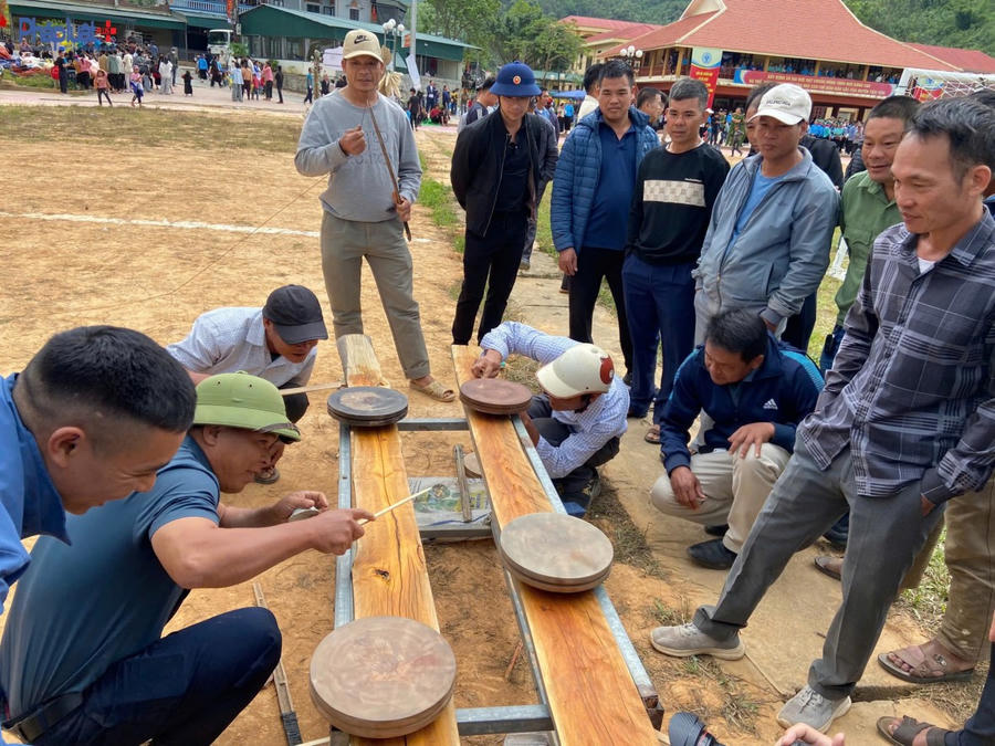 Màn thi đánh quay của các đội.