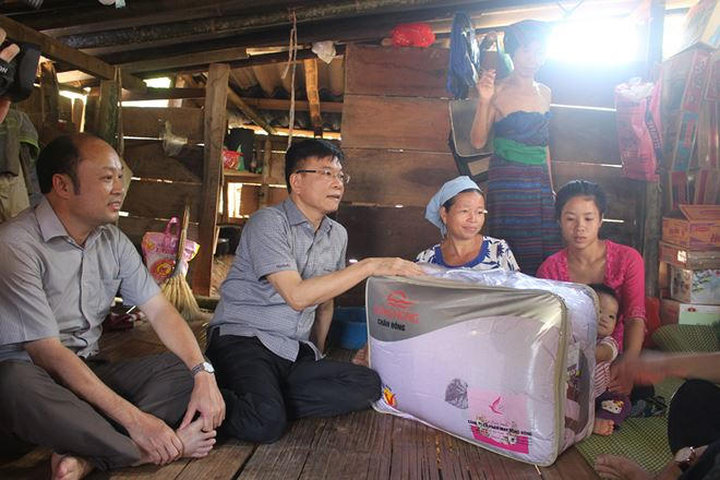 Bộ trưởng Lê Thành Long vào tận nhà người dân, thăm hỏi, bày tỏ cảm thông... và tặng quà cho bà con.