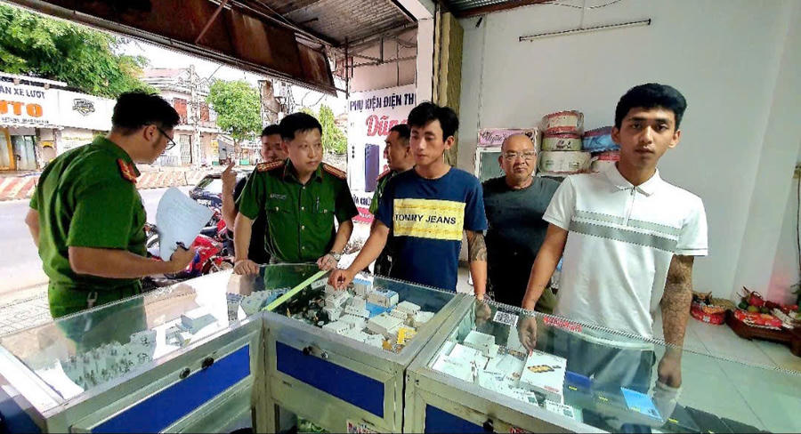 2 đối tượng đang thực nghiệm hiện trường.