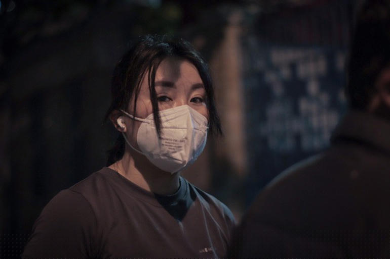 Ngày nào cũng vậy, Hà Nhi bắt đầu ca của mình lúc 2h chiều, đến khoảng 1h sáng, Nhi mới trở về phòng ăn uống, nghỉ ngơi. (Ảnh: Quang Trường)