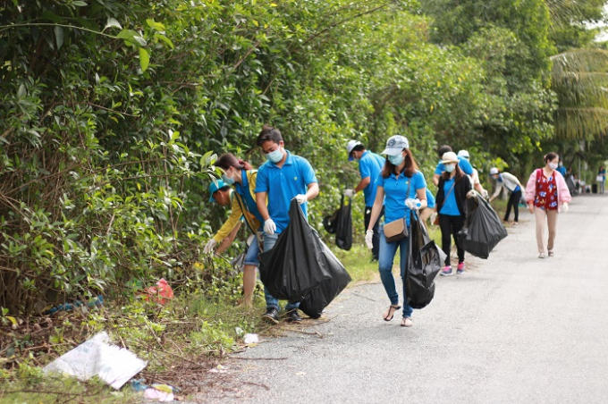 Nhân viên Novaland thực hiện vệ sinh 2 km đường dẫn lên cầu Cần Thơ.