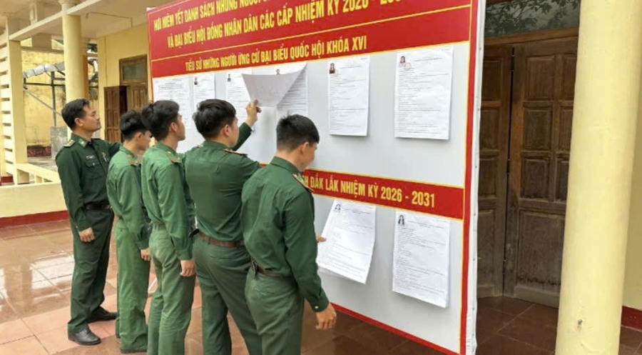 Cán bộ, chiến sĩ Đồn Biên phòng Sêrêpốk nghiên cứu danh sách ứng cử viên trong cuộc bầu cử. Ảnh: C.L