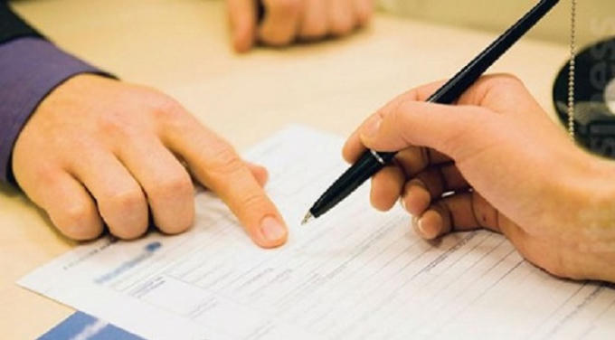 Với h&agrave;nh vi giả mạo chữ k&yacute; đề lĩnh tiền đền b&ugrave;, một c&aacute;n bộ thị trấn Ph&uacute; Mỹ đ&atilde; bị lực lượng chức năng bắt giữ (ảnh minh họa).