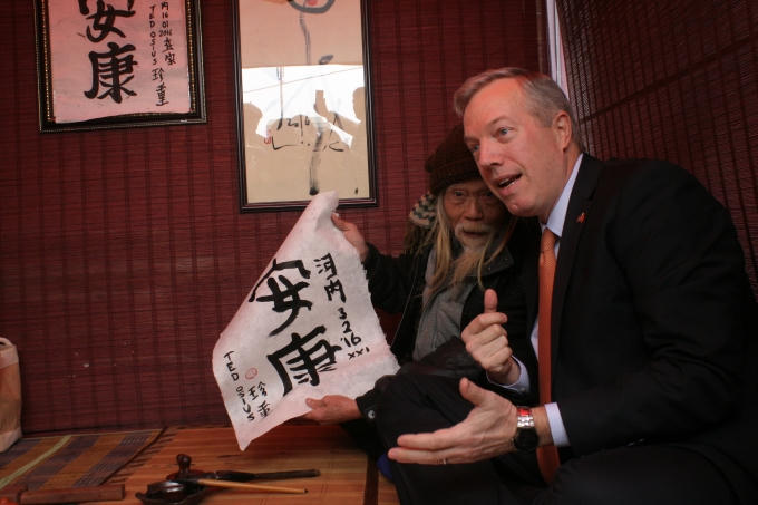 Nhận bức thư ph&aacute;p với hai chữ An Khang từ người