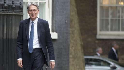 Ông Philip Hammond (ngoại trưởng Anh dưới thời ông David Cameron) được bổ nhiệm làm Bộ trưởng Tài chính thay thế ông George Osborn. Nhiệm vụ của ông Hammond là đưa nền kinh tế Anh thoát khỏi nguy cơ suy thoái và thiết lập các mục tiêu ngân sách mới.(Ảnh: EPA)