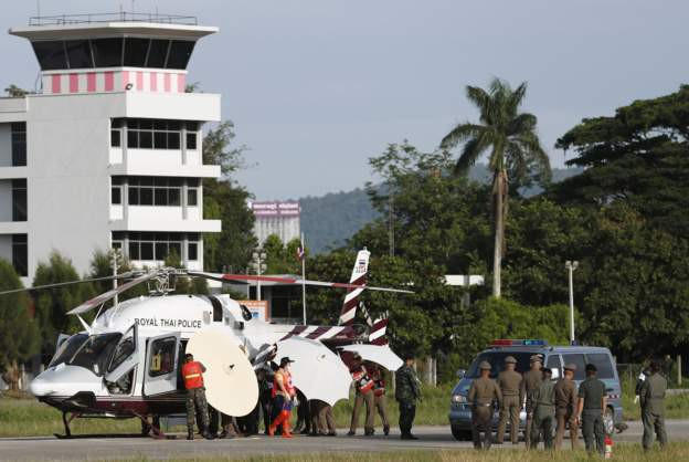 Các cầu thủ nhí được che kín bằng những chiếc ô to màu trắng. (Ảnh: Reuters)