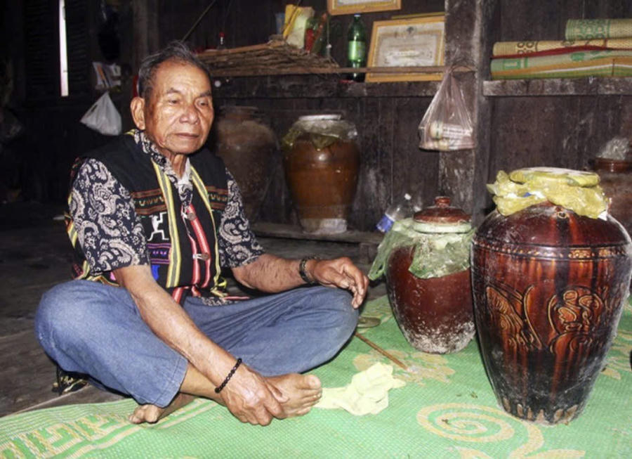Ông Ya Phú (SN 1931, thôn Ma Am, xã Đà Loan, tỉnh Lâm Đồng) nói về nhà sống, nhà chết của dân tộc mình. Ảnh: Khắc Lịch