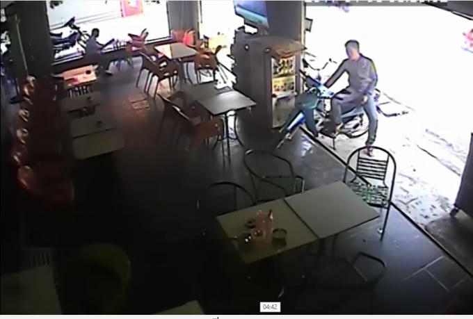 Hình ảnh đối tượng đang bẻ khóa chiếc xe máy.