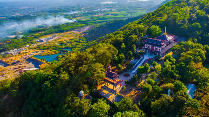 Nền văn hoá mỗi địa phương sẽ có những nét đặc sắc riêng, nhưng yếu tố văn hoá chính là phần quan trọng không thể tách rời. Chùa Linh Sơn Bửu Thiền Tự mang đến không gian bình yên nơi góc phố biển, an bình và thanh nhã.