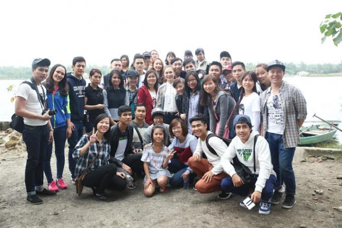 Mỹ Tâm cùng những bạn tình nguyện viên trong đoàn từ thiện.