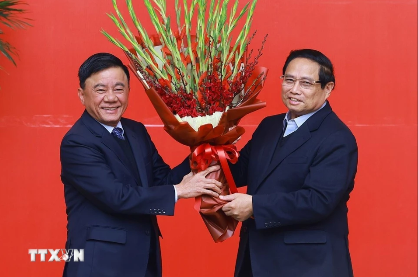 Đồng chí Trần Cẩm Tú, Ủy viên Bộ Chính trị, Thường trực Ban Bí thư tặng hoa chúc mừng đồng chí Phạm Minh Chính được Bộ Chính trị chỉ định giữ chức vụ Bí thư Đảng ủy Chính phủ nhiệm kỳ 2020 - 2025 (Ảnh TTXVN)