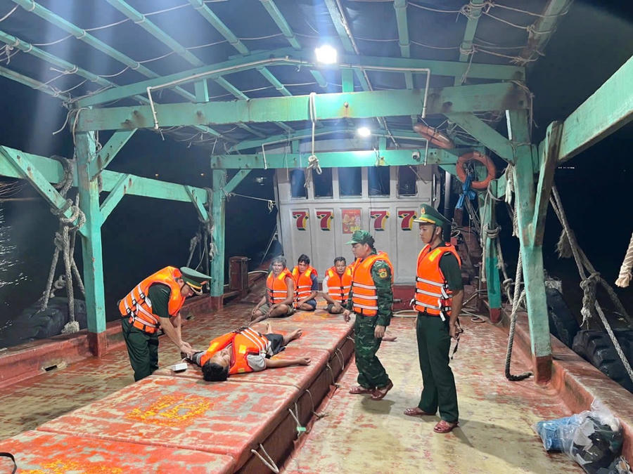 Đồn Biên phòng Sông Đốc (BĐBP Cà Mau) phối hợp cùng ngư dân cứu nạn thành công 5 thuyền viên bị chìm tàu trên biển đưa vào bờ an toàn (tháng 10/ 2024).
