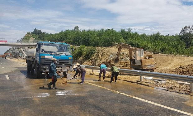 Cao tốc Đà Nẵng - Quảng Ngãi gấp rút hoàn thành trong ngày 30/8 để thông xe ngày 2/9.
