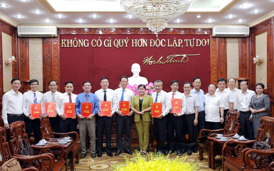 Chủ tịch UBND tỉnh Trần Tuệ Hiền trao quyết định cho các đồng chí được điều động, bổ nhiệm. Ảnh: Ngọc Bích.