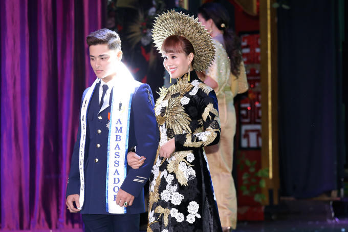 Hoa hậu Hằng Nguyễn diễn áo dài truyền thống hội ngộ dàn hoa hậu quốc tế ở Thái Lan