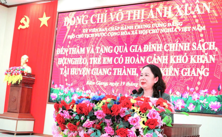 Phó Chủ tịch nước Võ Thị Ánh Xuân phát biểu trong buổi tặng quà tại huyện Giang Thành